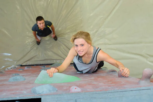 Guardare in basso la donna nel centro di arrampicata — Foto Stock