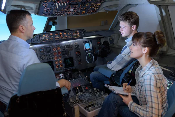 Jovens no cockpit de aviões — Fotografia de Stock