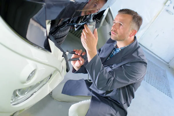 Man tot vaststelling van een voertuig — Stockfoto