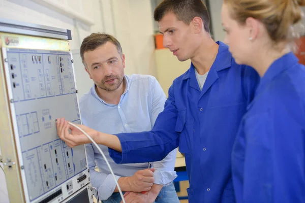 Einsetzen des Drahtes und Arbeit — Stockfoto