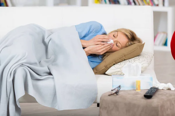 Zieke volwassen vrouw met deken — Stockfoto