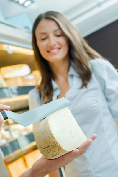 Woman asking for cheese advice — Stock Photo, Image