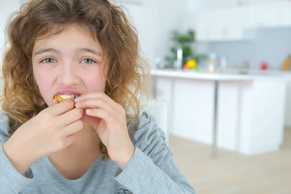 Child eating cookie and apartment — Stock Photo, Image