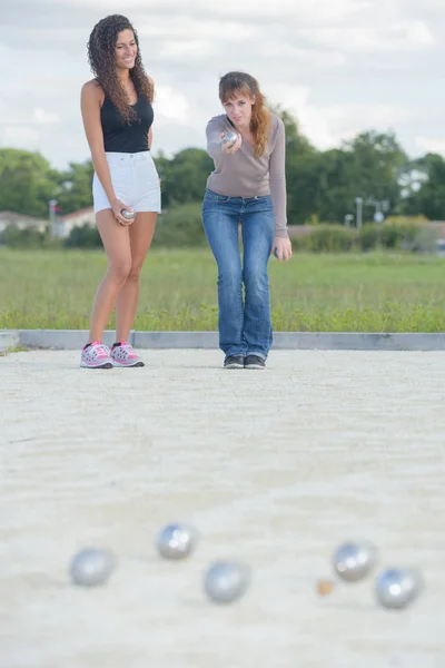 Vrienden spelen van jeu de boules en jeu de boules — Stockfoto