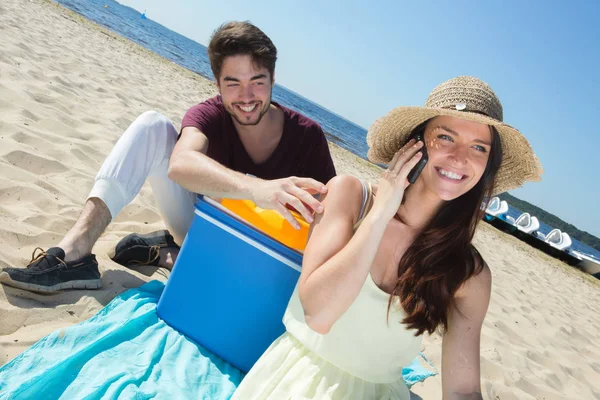 Happy teenagers calling their friends while enjoying the beach — Stock Photo, Image