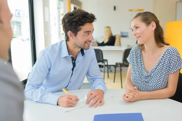 Firmare un assegno e decidere — Foto Stock