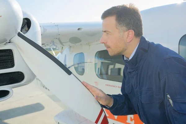 Ingeniero e ingeniero de mantenimiento de aviones —  Fotos de Stock