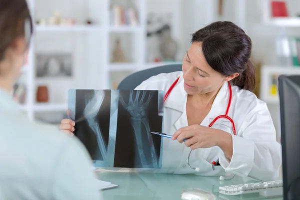 Όμορφη γιατρός δείχνει Θηλυκός ασθενής ένα x ray — Φωτογραφία Αρχείου