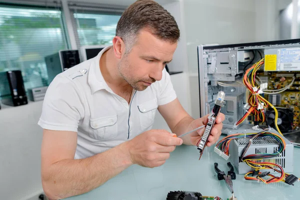 Man working on computer component — Stock Photo, Image