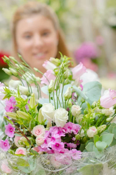 Ung kvinna med bukett blommor — Stockfoto