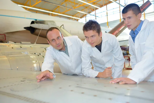 Lucht-en ruimtevaart ingenieurs bestuderen de blauwdruk — Stockfoto