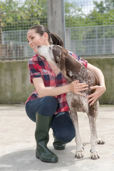 Shelter keeper loves her residents — Stock Photo, Image