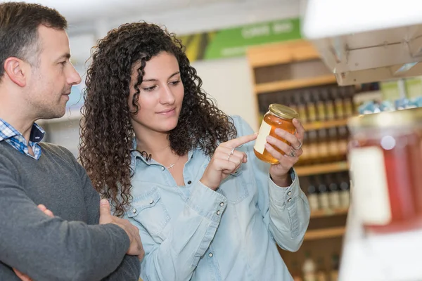 Couple buying honey and honey — Stock Photo, Image