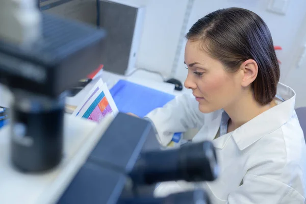 Mujer en el laboratorio — Foto de Stock