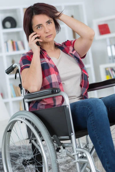 Frau im Rollstuhl benutzt ihr Smartphone — Stockfoto