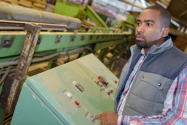 Man bedienen van machines van de fabriek — Stockfoto