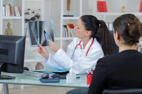 Consulenza paziente donna in ospedale o in ambulatorio — Foto Stock