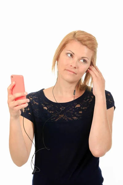 Жінка використовує мобільний для прослуховування музики — стокове фото