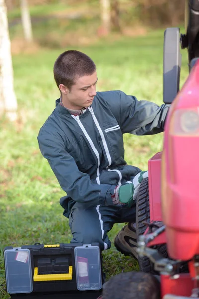 Fixing the garden tractor — Stock Photo, Image
