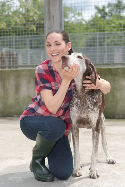 Shelter keeper loves her residents — Stock Photo, Image