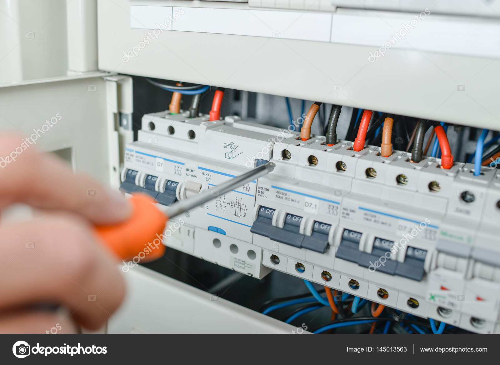 Автоматы электрический монтаж. Электрика монтаж. Сборка автоматов в щитке. Щиток для автоматов. Монтаж автоматов в электрощитке
