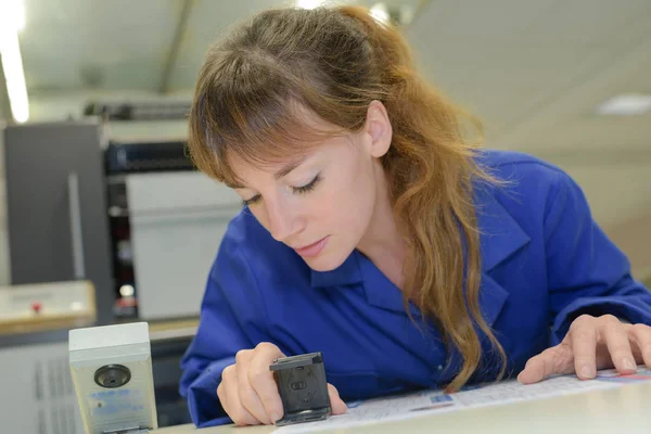 Trabalhador de impressão no trabalho — Fotografia de Stock