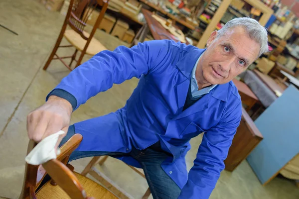 Tischler arbeitet in seiner Werkstatt auf Stuhl — Stockfoto