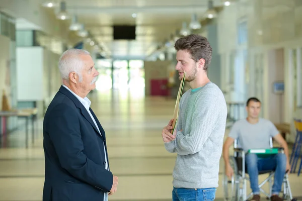 Étudiant parlant au conférencier — Photo