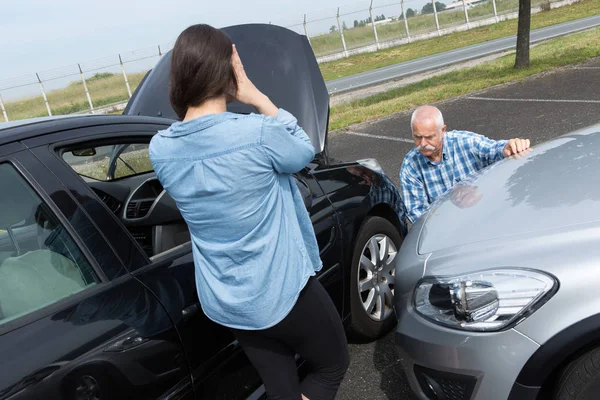 Zwei Autofahrer streiten sich nach Verkehrsunfall — Stockfoto