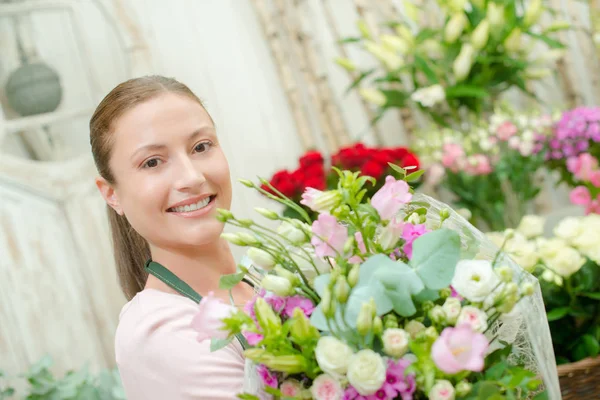 Fiorista sorridente e giovane — Foto Stock