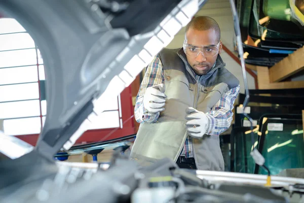 Fixação de um carro e automotivo — Fotografia de Stock