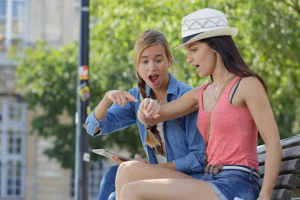 Due giovani belle donne in ritardo — Foto Stock