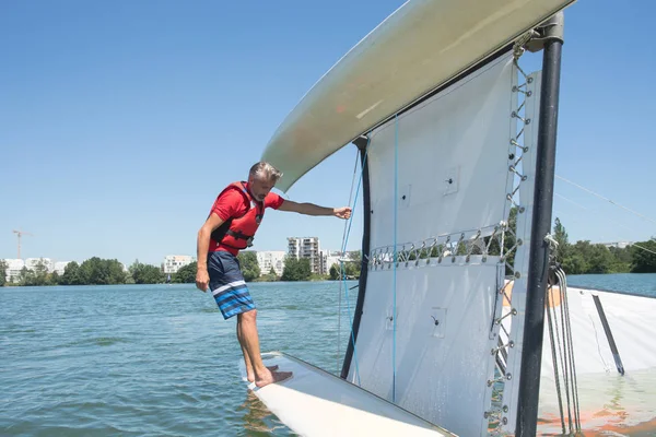 Salior tratando de enderezar su catamarán después de volcar —  Fotos de Stock