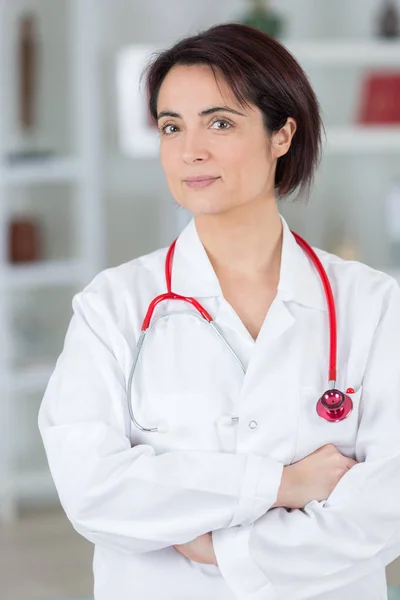 Ritratto di amichevole medico femminile braccia incrociate — Foto Stock