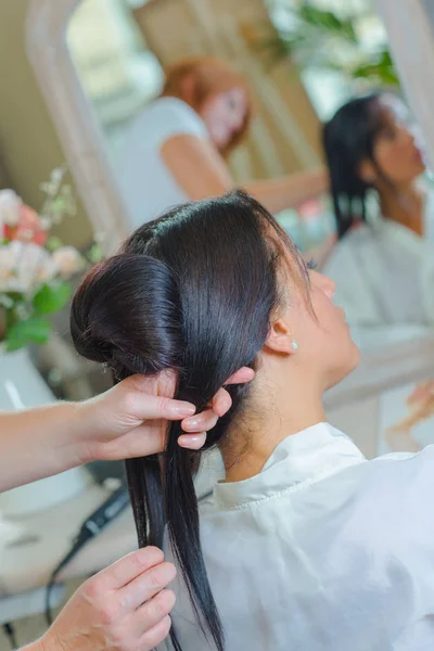 Hairdresser styling client s hair — Stock Photo, Image