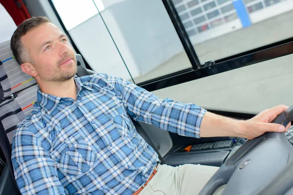 Autista di autobus focalizzata sulla guida — Foto Stock