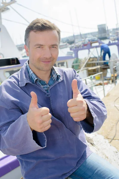 Man op de zeehaven — Stockfoto