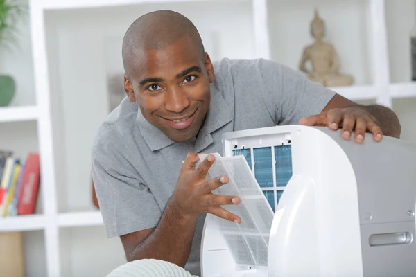 Worker changing filters on air conditioning unit — Stock Photo, Image