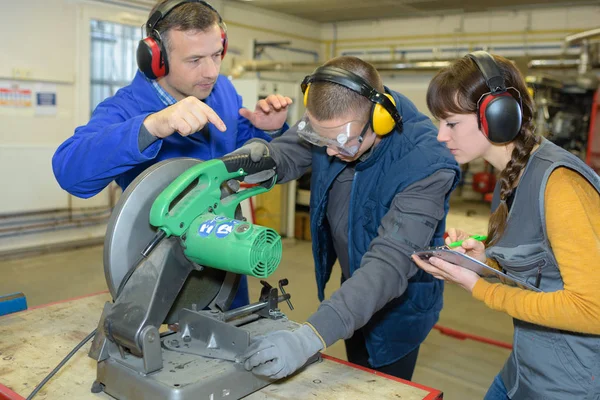 Student in de smederijen klasse met cirkelzaag — Stockfoto