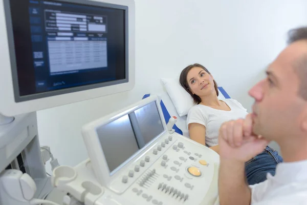 Médico con paciente en máquina de ultrasonido — Foto de Stock