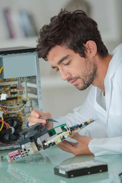 Inserindo as peças e trabalho — Fotografia de Stock