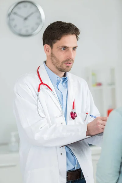 Doctor writing the observation — Stock Photo, Image