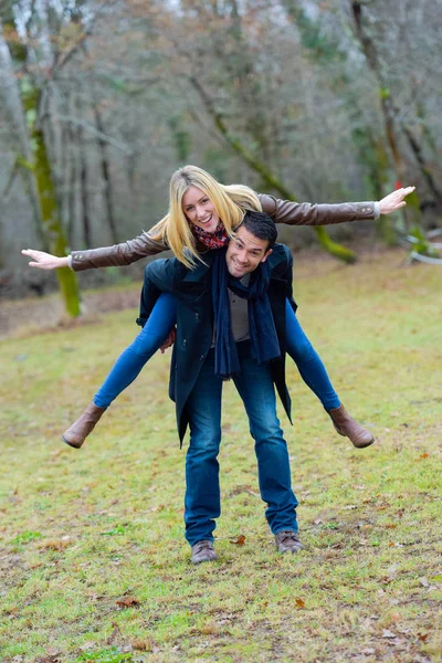 Gelukkige paar in bos — Stockfoto