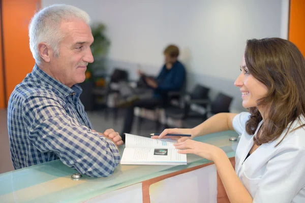 Segretario mostrando libretto per l'uomo — Foto Stock