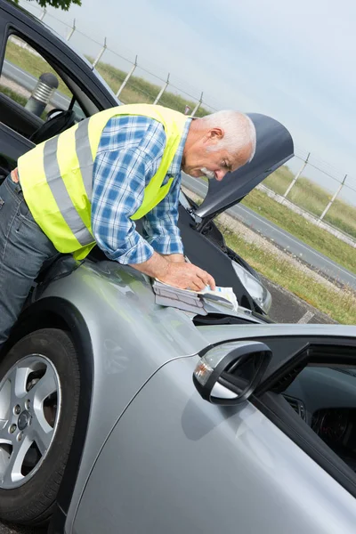 Senior establishing friendly report after trafic accident — Stock Photo, Image