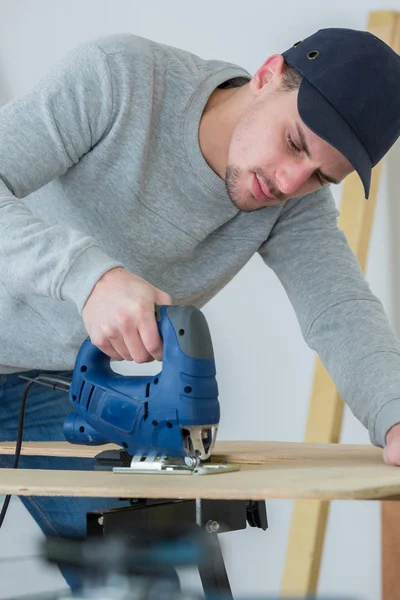 Man met elektrische puzzel — Stockfoto