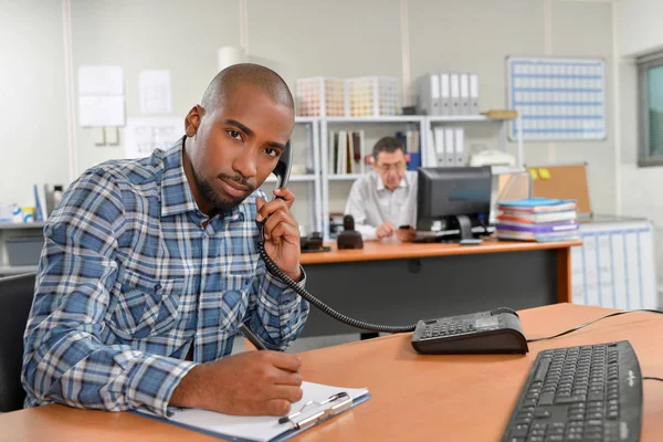 Taking notes during a phone call — Stock Photo, Image