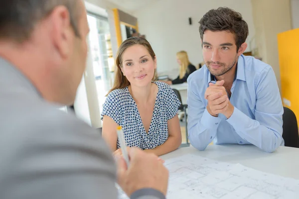 Junges Paar bei Treffen mit Immobilienentwickler — Stockfoto