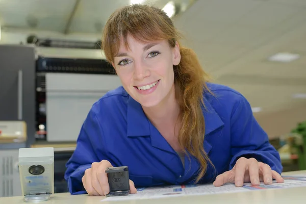 Feminino handyperson posando e faz-tudo — Fotografia de Stock