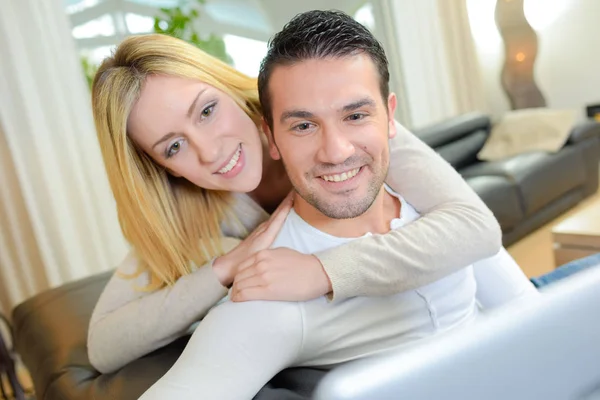 Lady computerscherm kijken over man s schouder — Stockfoto